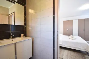 Spacious apartment with private pool - Image 3