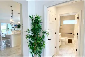The Villages 3 bed/3 Kings, Private, Coastal decor, 1 min to Rec cntr & Pickleba - Image 2