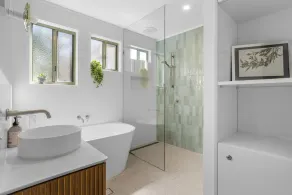 CAPTIVATING CENTENARY BEACH HOUSE IN BLAIRGOWRIE - Image 4