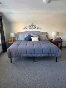 Spacious, Pet Friendly Apartment in the Heart of Downtown - Image 5