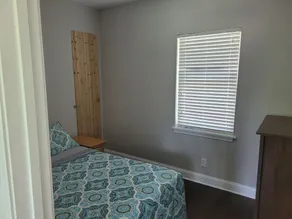 Beautiful remodeled house  a short walk to lake with shared pier. - Image 3