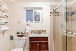 Spacious 1 bedroom Ballard Apartment, Walk to Dining & Shops,  15 Min to Seattle - Image 5