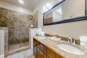 Spacious and quiet home with private patio & enclosed yard - Image 3
