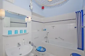 Strandhaus Mönchgut Ferienwohnung 06 mit Sauna- und Schwimmbadnutzung im AHOI Sellin - Image 2
