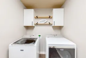 Dog-friendly charmer with an enclosed yard, fireplace, jetted tub, W/D, and AC - Image 2