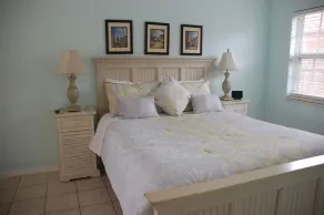 Prix réduit à l'automne - Incroyable 1 chambre, demi-pâté de maisons de la plage - Image 5