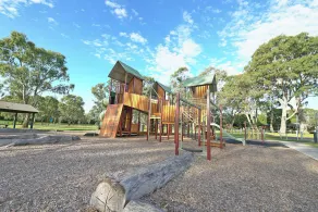 Melbourne 4BRM Staycation Parkside - Image 2