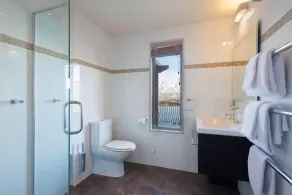 BELVEDERE-(meaning in Italian PANORAMIC VIEWS) 3 BEDROOM HOUSE IN QUEENSTOWN - Image 3