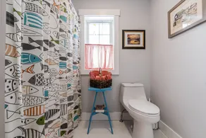 Large suite/private bath/private entrance on quiet street near Thomas Bay - Image 5