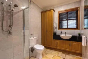 En udsigt til en Hill-Stone Creek Cottage Farmstay - Image 4