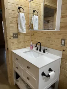Country Cabin with Jacuzzi Tub Near Blue Springs Ranch - Image 2