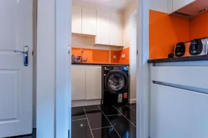 10 Guests - 5 Bedrooms - Free Parking - Lux House - Image 4