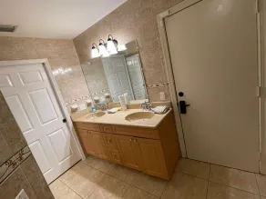 Cozy room with private bathroom and entrance - Image 3