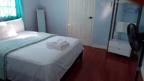 2 bedroom home in Spalding Manchester w/queen bed, kitchen dining & living room - Image 3