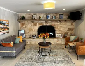 Sunday House Inn and Suites - Image 5