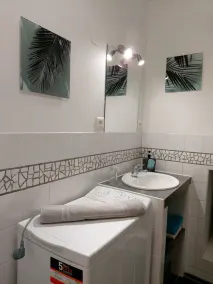 Le Petit Saint-Georges 2*: renovated, fully-equipped studio at the foot of the collegiate church - Image 3