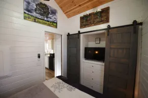 Sweet Creek Retreat-Luxury Tiny Cabin-View-WIFi-Hot tub-Firepit Area-Smart TVs - Image 4