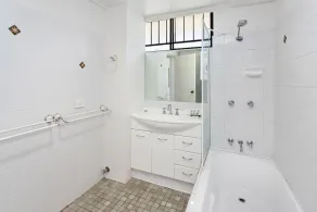 Cosy Unit with Parking near New Farm Park & River - Image 2
