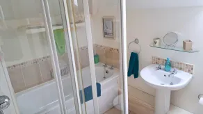 Shell Hill 3-bed Apt, Sleeps 6, 15 Mins to Beach - Image 2