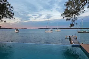 Luxury Waterfront Home con piscina a sfioro a 5 minuti da servizi per famiglie - Image 5