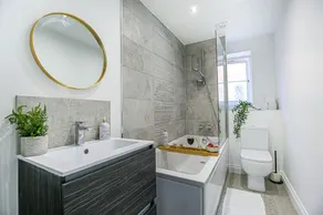 Redwald House 4-Bed 2.5 Bathroom - Sleeps 12 - Image 3