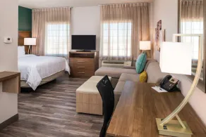Free Breakfast. Pool. Gym. Close to Maxey Park Zoo! - Image 5