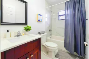 Prime Location Duplex for a Relaxing Stay - Image 3