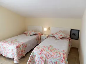 Cozy Beachside House: Private Pool, Free WiFi, Pet-Friendly, Near Dog Beach - Image 3