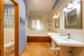 Villa with sea and mountain views - Image 3