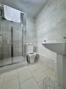 Stay Near Heathrow! Pristine, Convenient & Only 5 Mins to the Terminals - Image 2