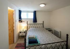 Air-conditioned apartment with shared pool - Image 4