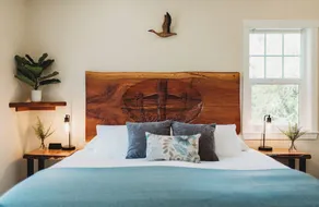 Charming Hilltop Getaway - Valley and Water Views - Image 4