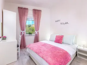 Apartment with swimming pool near sea - Image 4