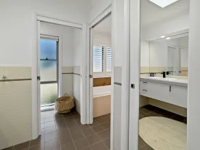 Serene Luxury Retreat on Malua Bay - Image 4