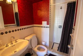 Vacker 5 bed, 5 badrum hem ligger bara norr om Avalons affärsdistrikt - Image 3
