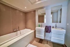 6 Bedrooms Luxury Villa - Image 3