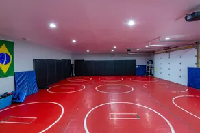 Sleeps 12+ Epic family room, Cool gym! Ideal for Families & Kids!Lots of Parking - Image 2