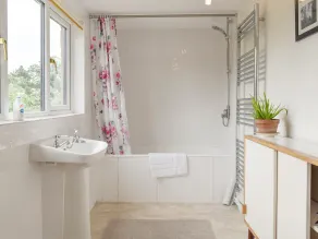 3 bedroom accommodation in Bampton, near Witney - Image 2
