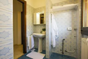 Spacious 4½-room apartment with 3 balconies, pool and children's pool - Image 2