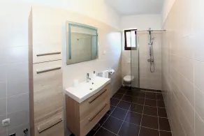 Beautiful apartment with a large garden and sea views - Image 2