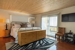 Modern rustic home with spectacular mountain views and sunsets! - Image 3