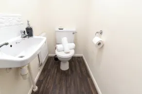 Coventry 3bedroom With Private Garden & Parking - Image 3