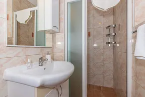 Holiday apartment with sea view and pool - Image 2