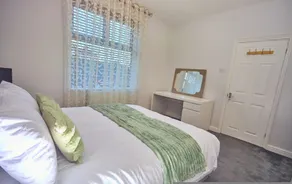 Birch Barn Retreat Spacious 4BR House with FREE Parking Sleeps 6 - Image 5