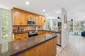 Beautiful Upstairs Corner Cottage - Ocean view from Balcony NCV B2 - Image 4