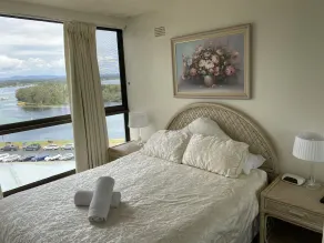 Apartment with lake views, sleeps 6 /in CBD, walk to beach/ cafes/ restaurants. - Image 5