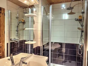 Cosy 3 bedroom chalet just 20m from the piste and the Vanoise Express - Image 2