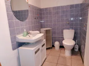 Large vacation home with 10 bedrooms and space for up to 22 guests - Image 4