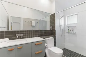 One of three townhouses overlooking Deadmans Beach and walking distance... - Image 4