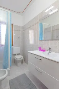 Buon gusto appartamento di 2 locali in un piccolo residence con piscina - Image 2